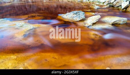 Orange Red River mit Eisenerz- und Kupfererzlagerstätten im Bergbaugebiet Rio Tinto Stockfoto