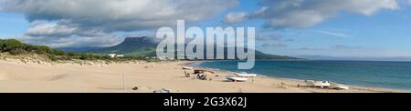 Panoramalandschaft des Strandes von Bolonia und der Sanddüne an der Costa de la Luz in Andalusien Stockfoto