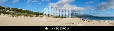 Panoramalandschaft des Strandes von Bolonia und der Sanddüne an der Costa de la Luz in Andalusien Stockfoto