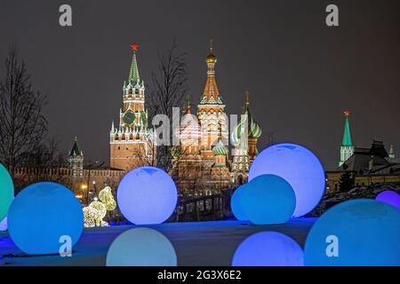 Moskau. Russland. Kreml im neuen Jahr. Sabor gesegnet in einer Winternacht. Weihnachten in Moskau. Große leuchtende Kugeln auf dem Rücken Stockfoto