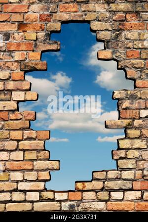 Freiheit - Loch in Ziegelwand mit bewölktem Himmel im Hintergrund, Hochformat Stockfoto