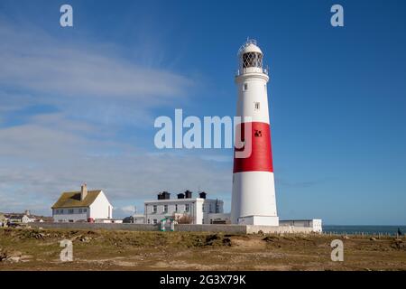 PORTLAND BILL, DORSET, Großbritannien - FEBRUAR 16: Blick auf den Leuchtturm von Portland Bill auf der Isle of Portland in Dorset, Großbritannien, am 16. Februar Stockfoto