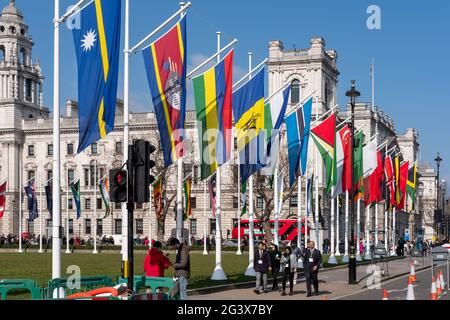 LONDON, Großbritannien - MÄRZ 13 : Flaggen fliegen am 13. März 2016 auf dem Parliament Square in London. Nicht identifizierte Personen Stockfoto