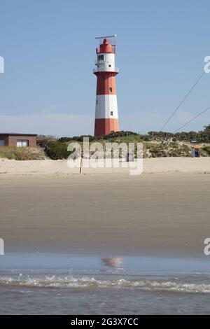 Südstrand mit elektrischem Leuchtturm auf Borkum Island Stockfoto