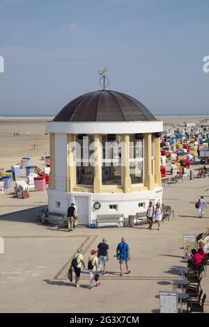 Musikhalle und Promenade auf der Insel Borkum Stockfoto