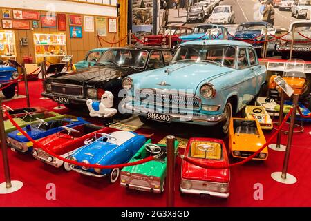 Russische Autos Volga M 21 oder GAZ 21 und Wolga GAZ 3102 sind im Museum „Autos des Sozialismus“ in Peshtera, Bulgarien, ausgestellt Stockfoto