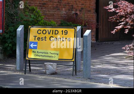 Covid-19 Test Center Schild am Straßenrand beim Other Place Theater, Waterside, Stratford upon Avon, Warwickshire Stockfoto