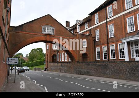 Eine Brücke nach dem Vorbild der „Bridge of Sighs“ verbindet Teile des Marlborough College in der gleichnamigen Marktstadt Wiltshire. Stockfoto