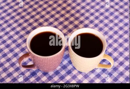 Ein Paar heißen türkischen Kaffee in Keramikbecher auf dem Tisch mit Kopierraum Stockfoto