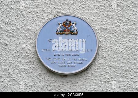 Blaue Tafel an William Golding, der in diesem Haus auf dem Green in der Marktstadt Marlborough in Wiltshire lebte Stockfoto