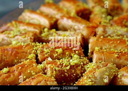 Nahaufnahme Reihen von köstlichen Baklava Gebäck gekrönt mit gehackten Pistazien Nüsse Stockfoto