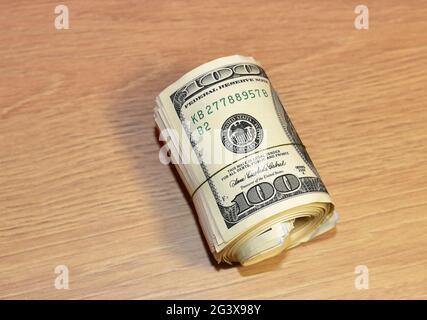 Ein Paket von hundert Dollar Scheinen auf dem Tisch. Konzept des Geldkontos. Hintergrund: 100 US-Dollar-Scheine. Geld american Hundert und finanzielle Ope Stockfoto