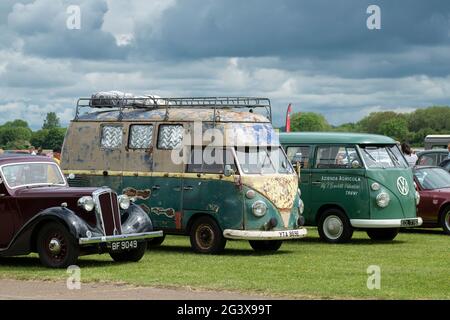 1967 VW-Wohnmobil mit geteiltem Bildschirm und ein Volkswagen-Wohnmobil aus dem Jahr 1965. Bicester Heritage Center sonntag Scramble Veranstaltung. Bicester, Oxfordshire, England Stockfoto