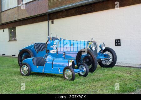 Der Vintage-Bicester-T37-Wagen und ein Mini-Nachbau-wagen von bicester Heritage Center am sonntag. Bicester, Oxfordshire, England Stockfoto