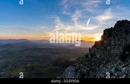 Landschaftsansicht der El Torcal Felsformationen und des Naturparks Montes de Malaga in Andalusien bei Sonnenuntergang Stockfoto