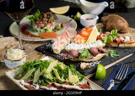 Fleischvorspeise aus Kalbfleisch, Sauce und Gemüse. Grüner Salat zum Dekorieren des Gerichts. Nahaufnahme. Konzept – Zutaten Stockfoto