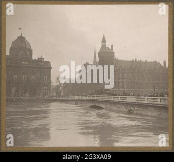 Sehr hoher Wasserstand in der seine, in den Hintergrundgebäuden am Île de la Cité von Paris. Auf der rechten Seite die Pont Au Change, der Bogen praktisch unsichtbar aufgrund des hohen Wasserpegels. Im Hintergrund rechts La Conciergerie am Quai de l'watch, links das Tribunal de Commerce de Paris am Quai de la Corse. Teil des Fotoalbums Flooding Paris and Suburbs 1910. Stockfoto
