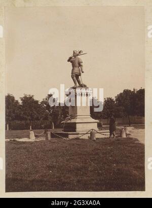 Statue von Jean de Grouchy in Harfleur. Teil eines französischen Amateurfotografen-Albums mit Aufnahmen von Familie, Soldaten, Industrie, Landschaften und Sehenswürdigkeiten in Frankreich. Stockfoto