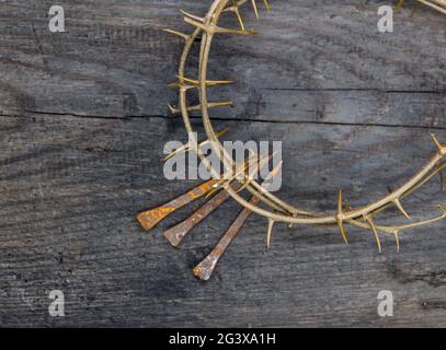 Dornenkrone und Nägel Symbole der christlichen Kreuzigung zu Ostern Stockfoto