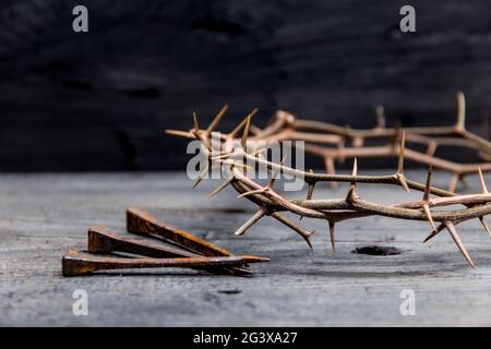 Dornenkrone und Nägel Symbole der christlichen Kreuzigung zu Ostern Stockfoto