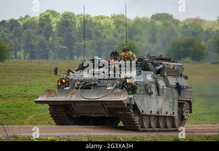 British Army Challenger (Tank) Armored Repair and Recovery Vehicle (CRARRV) auf einer militärischen Trainingsübung, salisbury Plain wiltshire Stockfoto