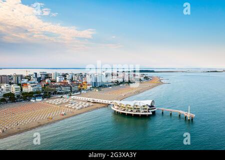 Lignano Sabbiadoro an der Adriaküste in Italien, Europa im Sommer. Berühmter touristischer Ort und Strand in der Region Friaul-Julisch Venetien. Stockfoto