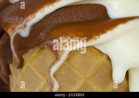 Schokoladeneis mit Vanille schmilzt Stockfoto