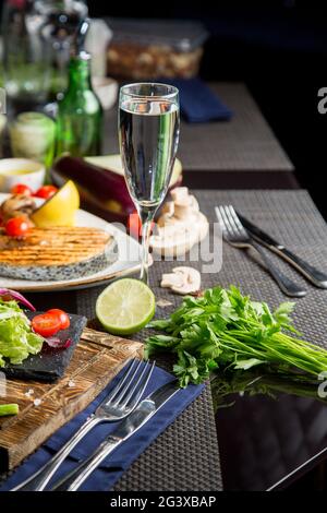 Trockener Weißwein im Glas. Champagner in einem schönen Glas auf dem Tisch. Weißer georgischer Wein in einem Glas. Stockfoto