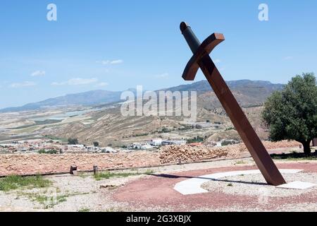 Ein riesiges Eisenschwert, das im Boden stecken blieb, um die Zeit mit dem Schatten (Sonnenuhr) in der mittelalterlichen Burg von Lorca, Murcia, Spanien, zu verschenken. Und mit einem Ventilator Stockfoto