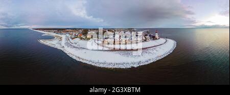 Panoramablick auf den Leuchtturm von Urk Flevoland Niederlande, Urk im Winter mit weißem Schnee bedeckt den Strand Stockfoto