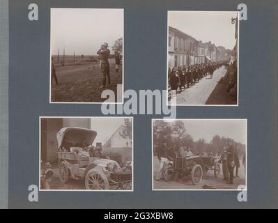 Soldaten marschieren durch ein Dorf in Frankreich. Teil des Fotoalbums von einer Armeeübung im Südwesten Frankreichs im Jahr 1902. Stockfoto