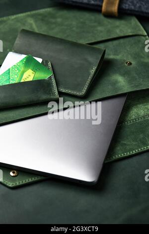 Mode, handgemachte Lederwaren auf einem Holztisch abgestimmt auf die Farbe der Haut. Taschen für Kreditkarten, Laptop, Geld Draufsicht, close-up Stockfoto