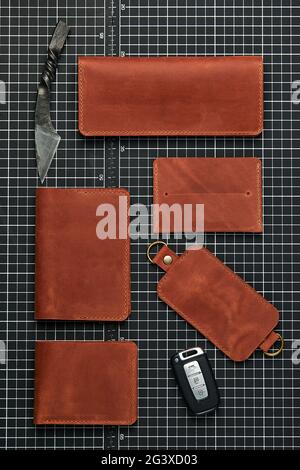 Handgefertigte Lederzubehör, in einer Farbe abgestimmt, Mode, Schlüsselhalter, Brieftasche, Visitenkartenhalter in rot-brauner Farbe. Stockfoto