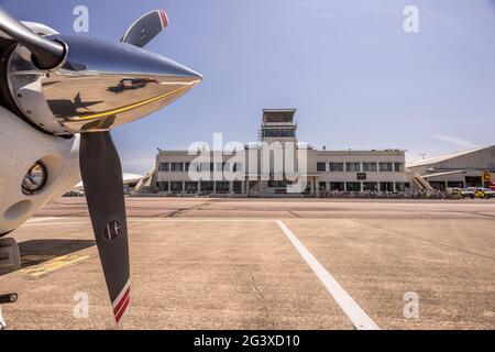 Shoreham, 26. Mai 2021: Das Art-Deco-Terminalgebäude am Brighton City Airport in Shoreham-by-Sea in West Sussex Stockfoto