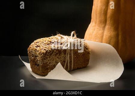 Hausgemachtes quadratisches Brot mit Sesam. Hinzufügen von glutenfreiem Mehl. Nahaufnahme. Konzept ist eine Hausbäckerei. Stockfoto