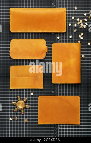 Ein Satz von Lederzubehör in einer Farbe ausgewählt, Mode, Schlüsselhalter, Brieftasche, Kartenhalter senfgelb. Stockfoto