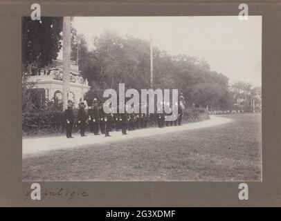 Empfang in Paramaribo, 1912. Eine Gruppe von Soldaten in Gala Tenue bereitete sich anlässlich eines feierlichen Empfangs am 19. April 1912 auf das Haus des Gouverneurs auf dem Regierungsplatz in Paramaribo vor. Im Hintergrund die Öffentlichkeit. Teil des Fotoalbums über das Leben der Familie Gonggrijp in Suriname um 1912. Stockfoto