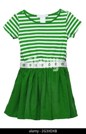 Sommerkleid isoliert. Nahaufnahme eines schönen grün gestreiften Baby Mädchen Kleid isoliert auf einem weißen Hintergrund. Kinder Frühlingsmode. Makro. Stockfoto