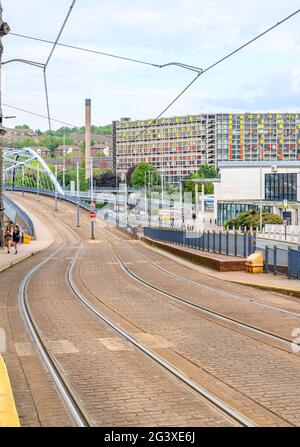 Die moderne Straßenbahn fährt nun am Park Hill-Anwesen in Sheffield vorbei, das als Ersatz für viktorianische Slums errichtet wurde. Urban Splash hat Park Hill wieder zum Leben erweckt Stockfoto