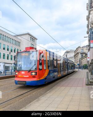 Die moderne Straßenbahn fährt nun am Park Hill-Anwesen in Sheffield vorbei, das als Ersatz für viktorianische Slums errichtet wurde. Urban Splash hat Park Hill wieder zum Leben erweckt Stockfoto