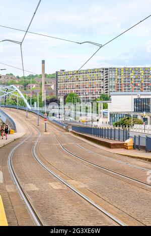 Die moderne Straßenbahn fährt nun am Park Hill-Anwesen in Sheffield vorbei, das als Ersatz für viktorianische Slums errichtet wurde. Urban Splash hat Park Hill wieder zum Leben erweckt Stockfoto