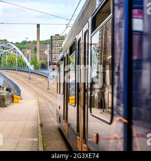 Die moderne Straßenbahn fährt nun am Park Hill-Anwesen in Sheffield vorbei, das als Ersatz für viktorianische Slums errichtet wurde. Urban Splash hat Park Hill wieder zum Leben erweckt Stockfoto