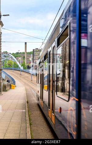 Die moderne Straßenbahn fährt nun am Park Hill-Anwesen in Sheffield vorbei, das als Ersatz für viktorianische Slums errichtet wurde. Urban Splash hat Park Hill wieder zum Leben erweckt Stockfoto