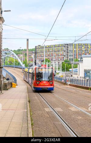 Die moderne Straßenbahn fährt nun am Park Hill-Anwesen in Sheffield vorbei, das als Ersatz für viktorianische Slums errichtet wurde. Urban Splash hat Park Hill wieder zum Leben erweckt Stockfoto