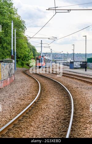 Die moderne Straßenbahn fährt nun am Park Hill-Anwesen in Sheffield vorbei, das als Ersatz für viktorianische Slums errichtet wurde. Urban Splash hat Park Hill wieder zum Leben erweckt Stockfoto