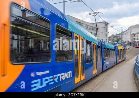 Die moderne Straßenbahn fährt nun am Park Hill-Anwesen in Sheffield vorbei, das als Ersatz für viktorianische Slums errichtet wurde. Urban Splash hat Park Hill wieder zum Leben erweckt Stockfoto