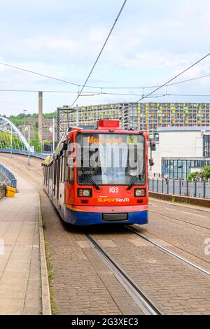 Die moderne Straßenbahn fährt nun am Park Hill-Anwesen in Sheffield vorbei, das als Ersatz für viktorianische Slums errichtet wurde. Urban Splash hat Park Hill wieder zum Leben erweckt Stockfoto