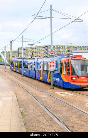 Die moderne Straßenbahn fährt nun am Park Hill-Anwesen in Sheffield vorbei, das als Ersatz für viktorianische Slums errichtet wurde. Urban Splash hat Park Hill wieder zum Leben erweckt Stockfoto