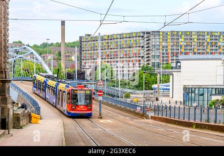 Die moderne Straßenbahn fährt nun am Park Hill-Anwesen in Sheffield vorbei, das als Ersatz für viktorianische Slums errichtet wurde. Urban Splash hat Park Hill wieder zum Leben erweckt Stockfoto