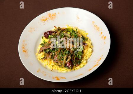 Fleischvorspeise aus Kalbfleisch, Sauce und Gemüse. Grüner Salat zum Dekorieren des Gerichts. Nahaufnahme. Konzept – Zutaten Stockfoto